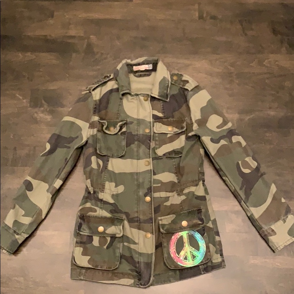 Super cute camo utility jacket. EUC. 😍